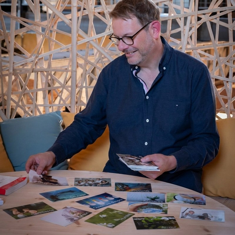 Emmanuel Hervé animant un atelier 5 Agir avec les cartes des forces